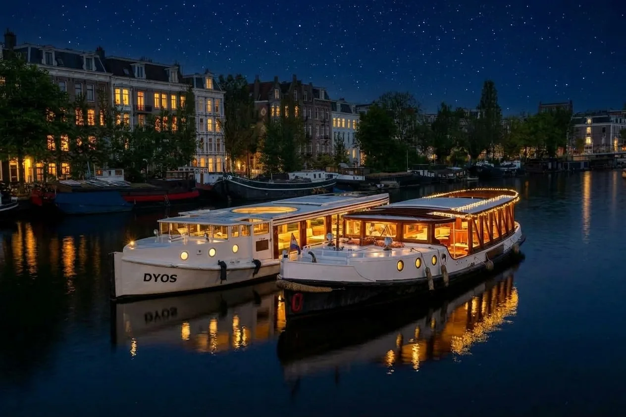 Salonboten bij avond op de Amsterdamse grachten