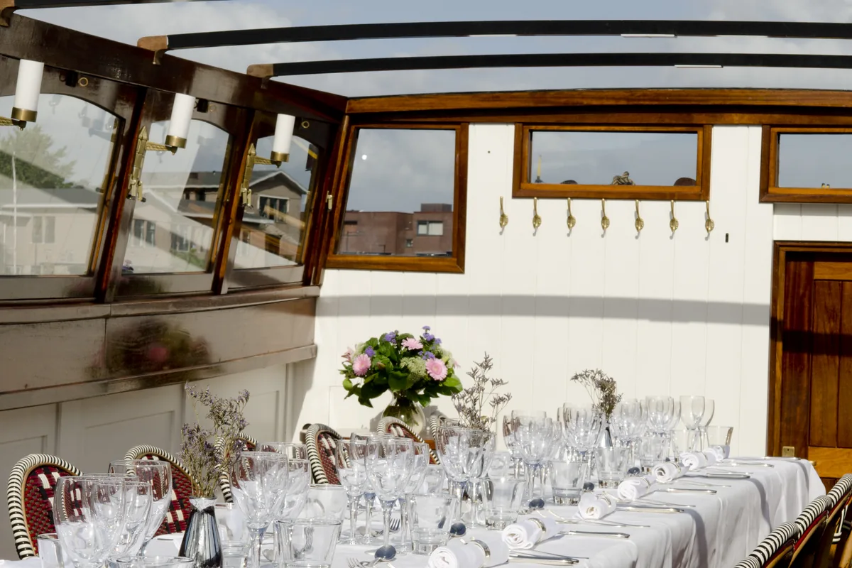 Gedekte tafel voor een eindejaarsdiner