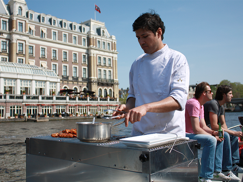 BBQ organiseren op een boot van Boot Huren Amsterdam